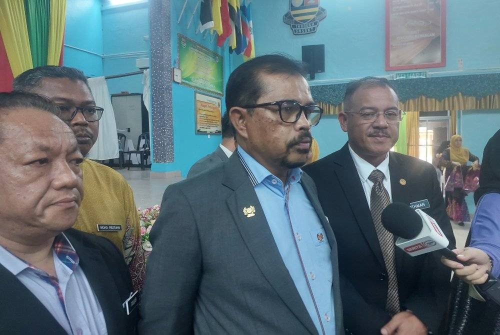 Adnan (tengah) ditemui elepas Majlis Sambutan Hari Pembantu Tadbir Pendidikan Peringkat Negeri Terengganu Tahun 2024 di SMK Sultan Sulaiman di sini pada Rabu.