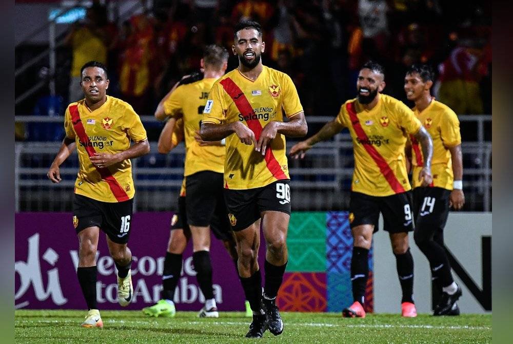 Pemain Selangor FC Ali Olwan (tengah) meraikan jaringan gol bersama rakan sepasukan pada perlawanan Liga Juara-Juara 2 (ACL2), Selangor FC menentang Jeonbuk Hyundai Motors FC di Stadium Majlis Bandaraya Petaling Jaya di sini malam tadi. Foto Bernama