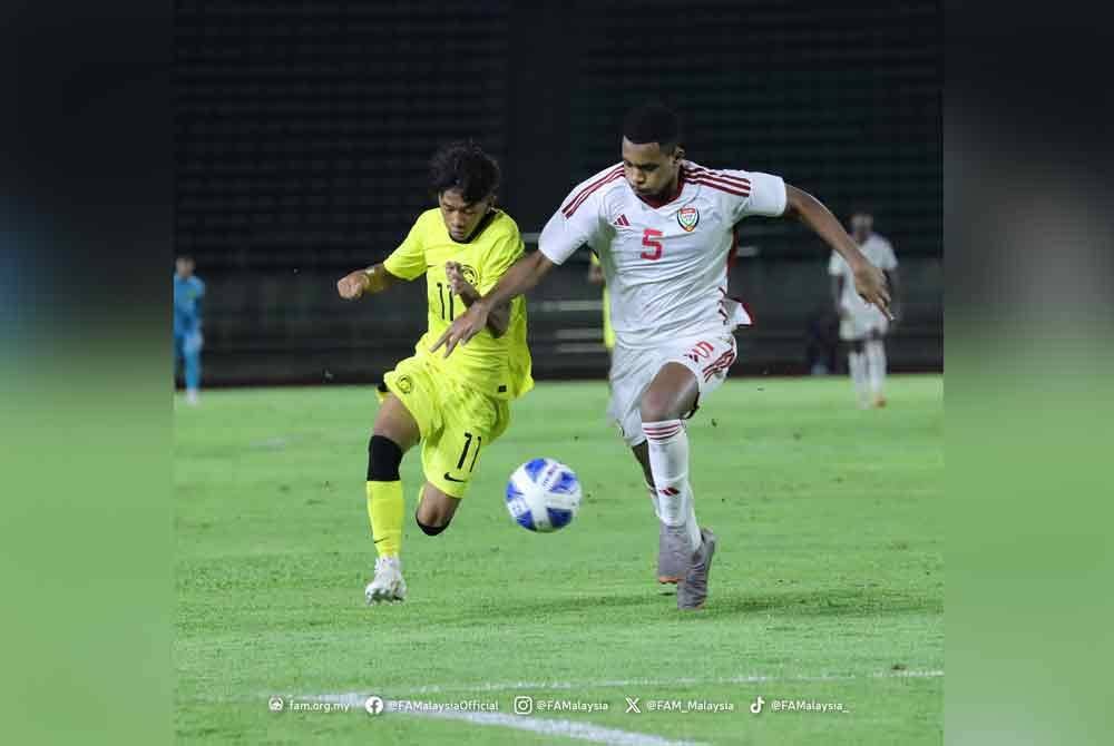 Pemain Harimau Muda B-16, Muhammad Naqif Firhad cuba melepasi pertahanan kental UAE, Suhail Alnourbi Alsuwaidi dalam perlawanan Kumpulan H Kelayakan Piala Asia B-17 2025 di Stadium Nasional Lao KM16, pada Rabu. Foto: FB FAM