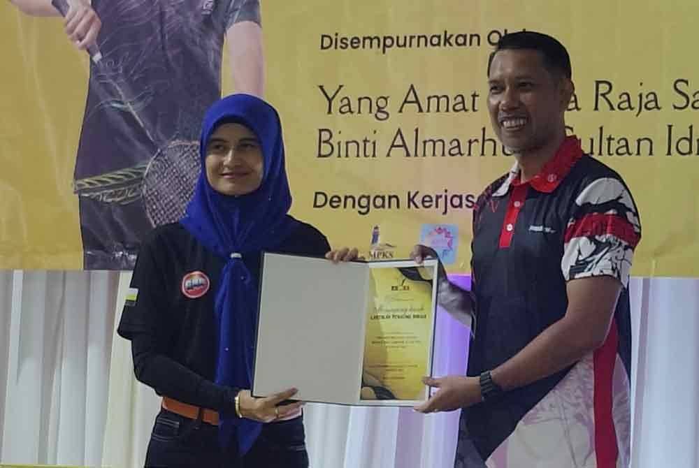 Roslin dan Raja Saidatul bertukar dokumen semasa Majlis Tandatangan Penaung Diraja RHBA di Dewan MPKS Saujana Utama di sini pada Rabu.