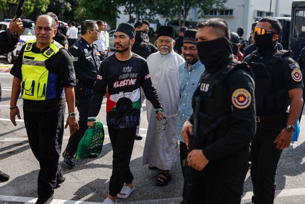 Nasiruddin (baju putih) antara 22 individu didakwa di Mahkamah Sesyen Selayang pada Rabu atas pertuduhan menjadi ahli kumpulan jenayah terancang.