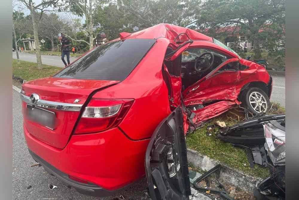 Keadaan Perodua Bezza yang dirempuh sebuah SUV dipandu remaja berusia 18 tahun di Bulatan Jalan Persiaran Seri Impian, Kluang. Foto IPD Kluang