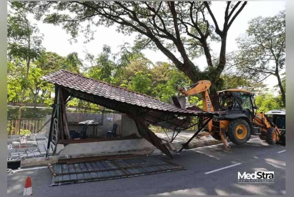 Operasi merobohkan struktur binaan yang dibina di atas rizab jalan awam di sekitar Taman Batu Muda. Foto FB DBKL