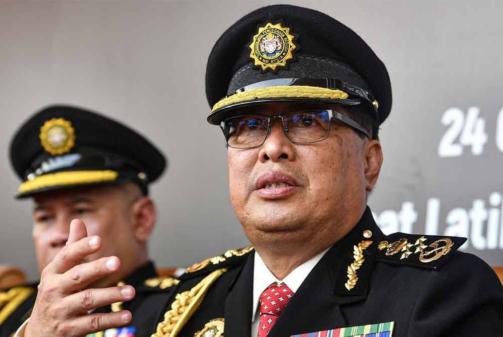 Ketua Pesuruhjaya Suruhanjaya Pencegahan Rasuah Malaysia (SPRM) Tan Sri Azam Baki (kanan) menjawab pertanyaan media pada Majlis Perbarisan Tamat Latihan Kursus Asas Pegawai SPRM di Akademi Pencegahan Rasuah Malaysia (MACA) pada Khamis. Foto Bernama