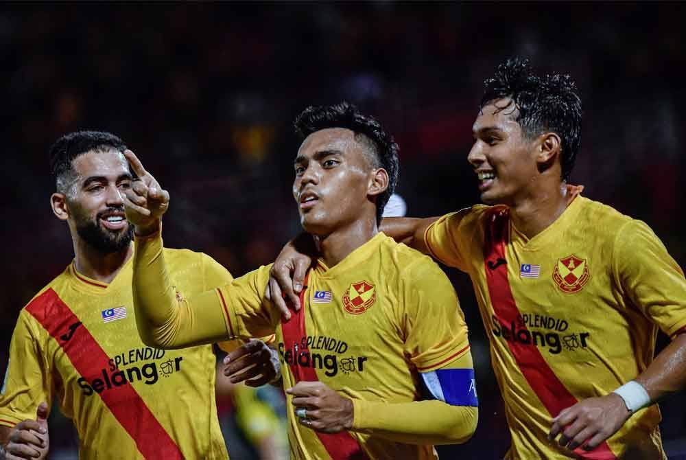 Pemain Selangor FC, Harith Haiqal (tengah) meraikan jaringan gol bersama rakan sepasukan pada perlawanan Liga Juara-Juara 2, Selangor FC menentang Jeonbuk Hyundai Motors FC di Stadium MBPJ pada Rabu. Foto Bernama