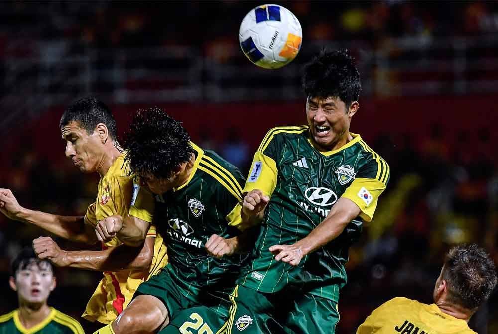 Dua pemain Jeonbuk Hyundai Motors FC, Choi Chul Soon (dua, kiri) dan Lee Soobin (dua, kanan) menanduk bola ketika dicabar pemain Selangor FC pada perlawanan Liga Juara-Juara 2 (ACL2) di Stadium Majlis Bandaraya Petaling Jaya di sini pada Rabu. Foto Bernama