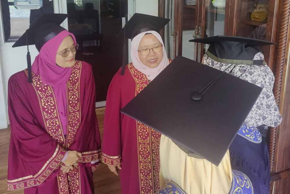 Norzaihan (kanan) dan Pengarah Sektor Pembangunan Sosial MAIS, Dr Norraini Nordin (kiri) berbual bersama-sama dengan dua pelatih terbabit semasa Hari Apresiasi Pelatih Pusat Perlindungan Wanita Baitul Ehsan, di sini pada Khamis.