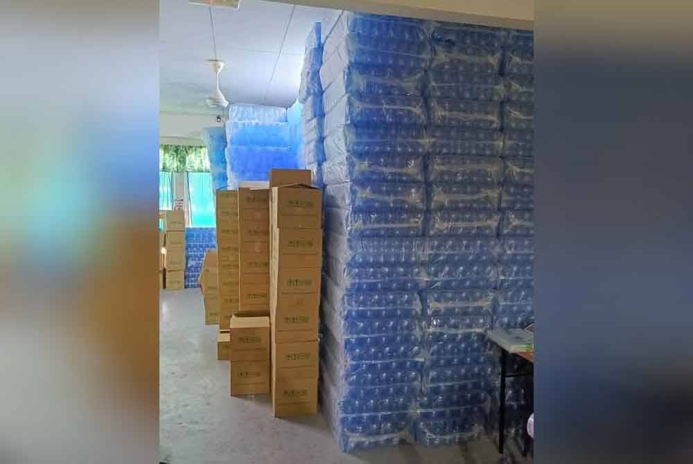 Jabatan Kastam Diraja Malaysia menyita sejumlah 6,719 liter air zamzam membabitkan nilai pasaran RM146,237.52.