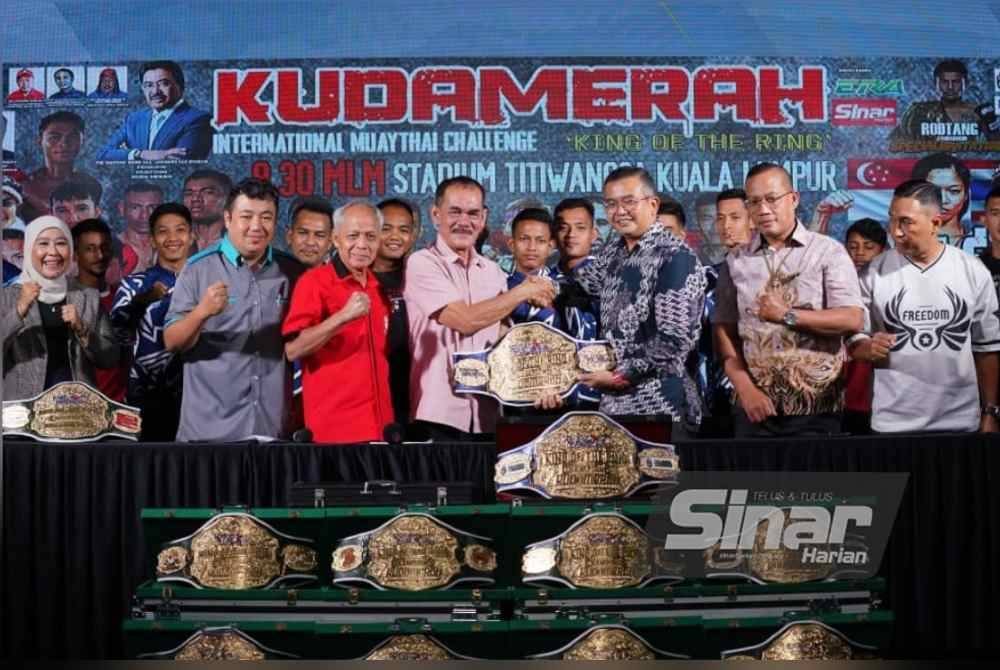 Rosli (empat dari kiri) dan Mohd Amirul Rizal menunjukkan tali pinggang berprestij yang bakal menjadi rebutan petinju pada Kejohanan Grand Final Kuda Merah International Muaythai Challenge 2024. Foto Sinar Harian-MOHD HALIM ABDUL WAHID