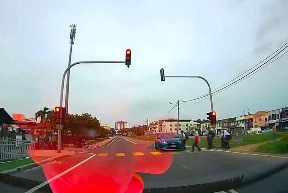 Tangkap layar video yang tular menunjukkan Perodua Myvi melanggar mangsa yang sedang melintas jalan.