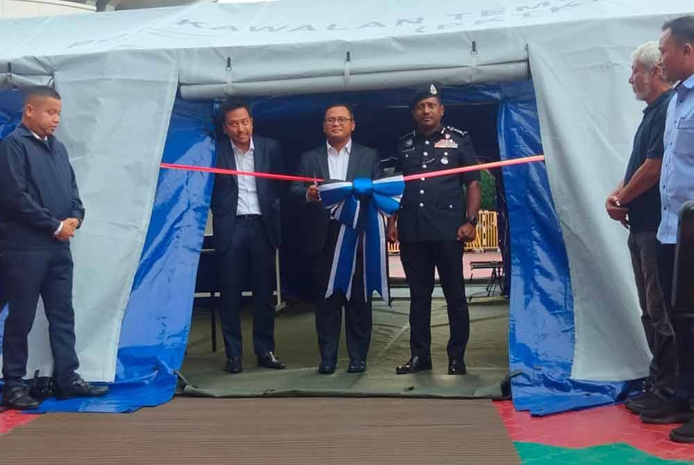 Amirudin (tengah) ditemui pada Majlis Penyerahan Aset Khemah TM &#039;Tactical Shelters&#039; kepada Polis Selangor di sini pada Khamis.