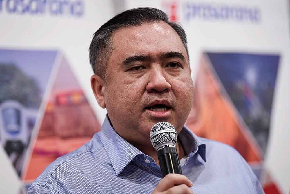 Anthony Loke ketika sidang media mengenai Operasi Rapid KL Pasca Belanjawan 2025 di Stesen LRT Pasar Seni pada Khamis. Foto Bernama