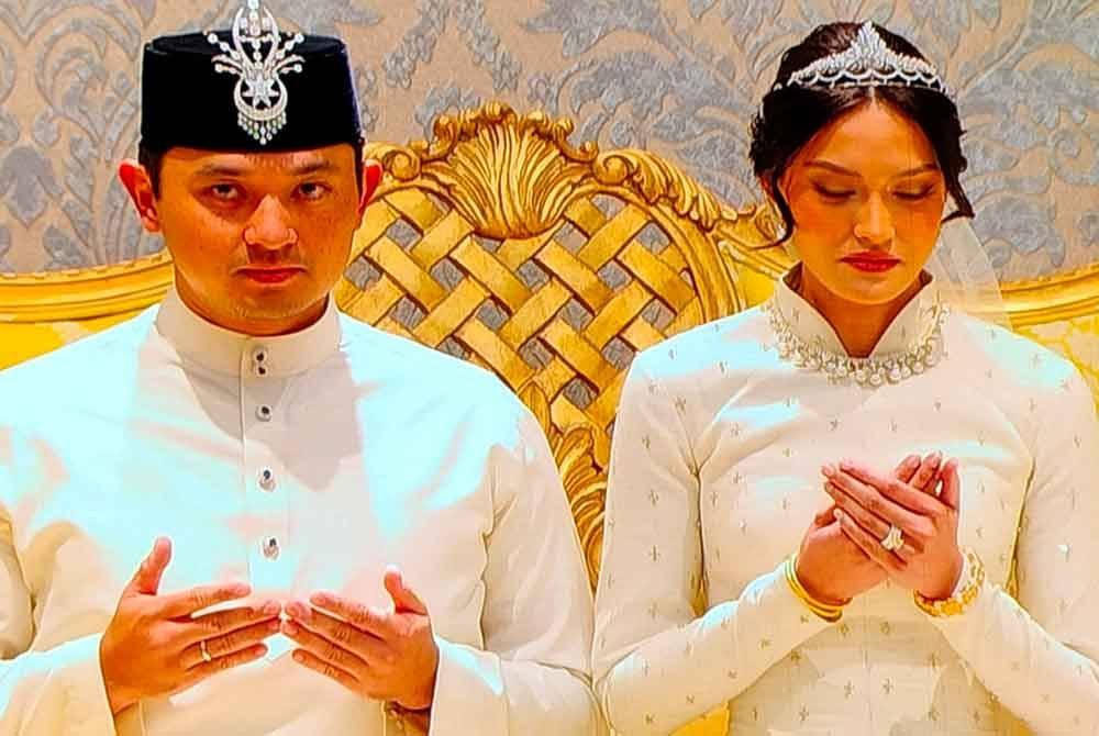 Tengku Muhammad Iskandar dan Tengku Natasya mengaminkan bacaan doa selepas selamat diijabkabulkan.