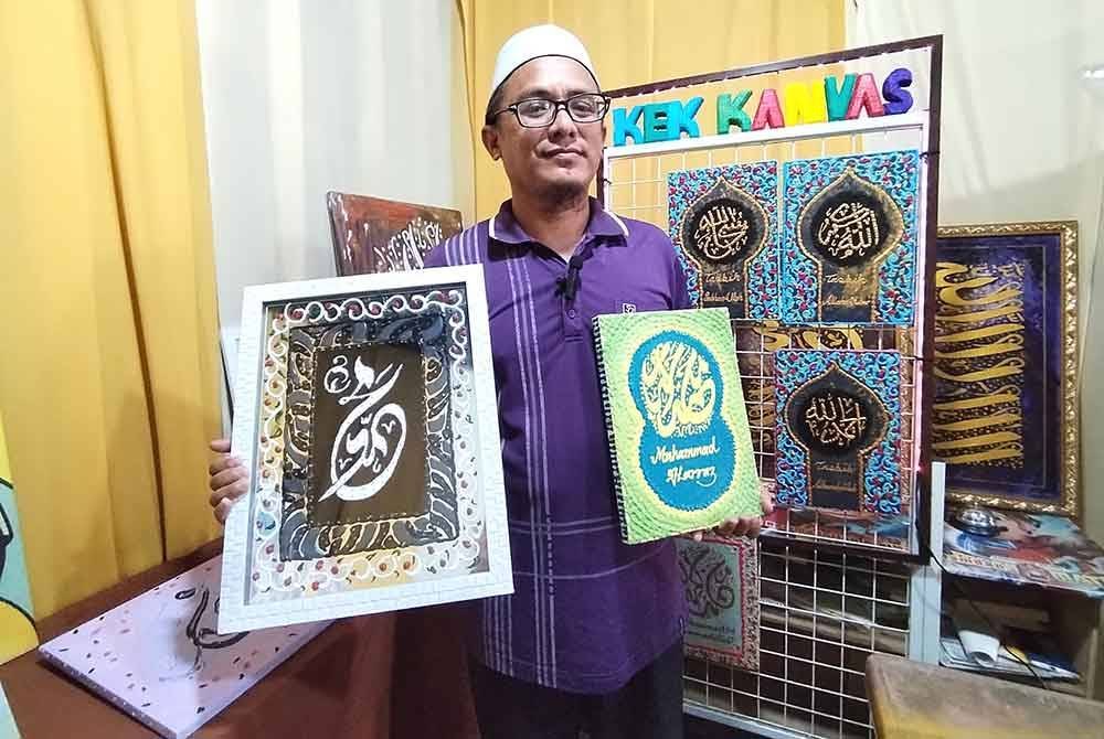 Mohd Hamdan menunjukkan hasil karya yang ditempah pelanggan dan siap untuk dijual.