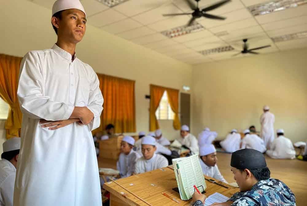 Almasyari, salah seorang pelajar Borneo dalam sesi tasmi dengan guru hafazan.