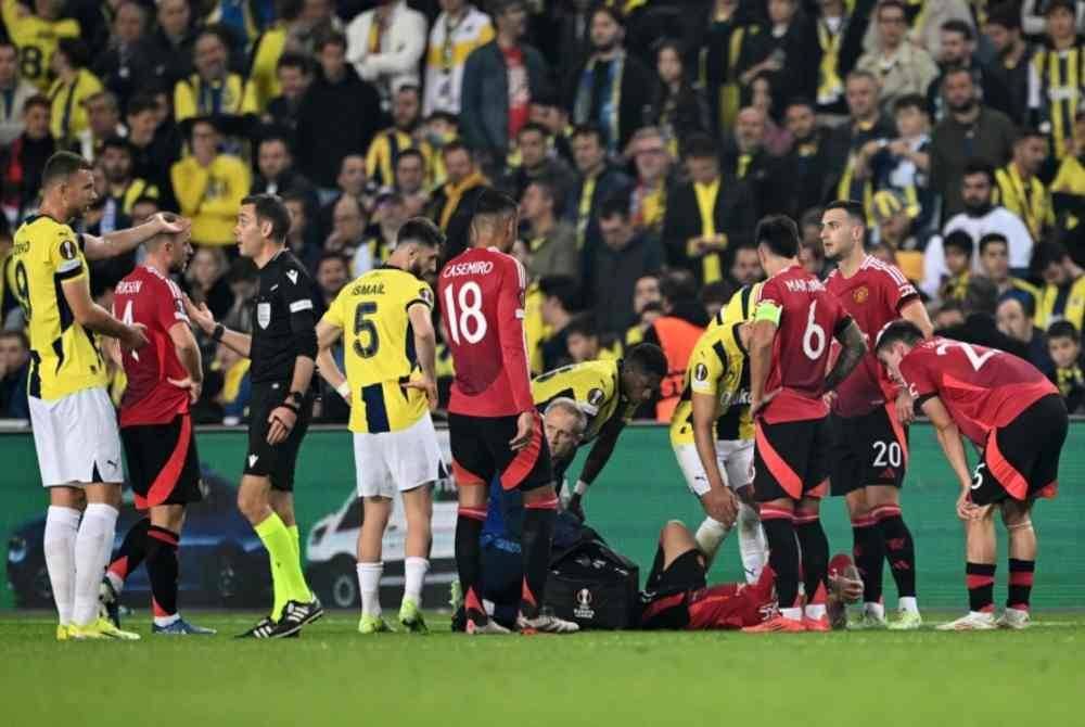 Pemain Manchester, Antony diberi rawatan selepas mengalami kecederaan semasa perlawanan Liga europa menentang Fenerbache di Istanbul. Foto AFP