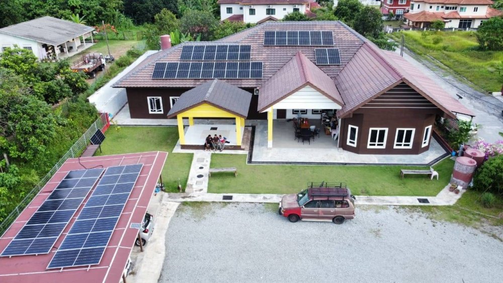 Orang ramai kini mulai sedar mengenai menfaat pemasangan solar di kawasan kediaman mereka.