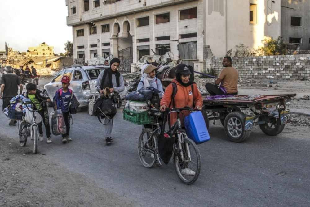 Orang ramai melarikan diri dari Jabalia, utara Semenanjung Gaza selepas tentera Israel meminta mereka meninggalkan sekolah tempat mereka mencari perlindungan. Foto Xinhua