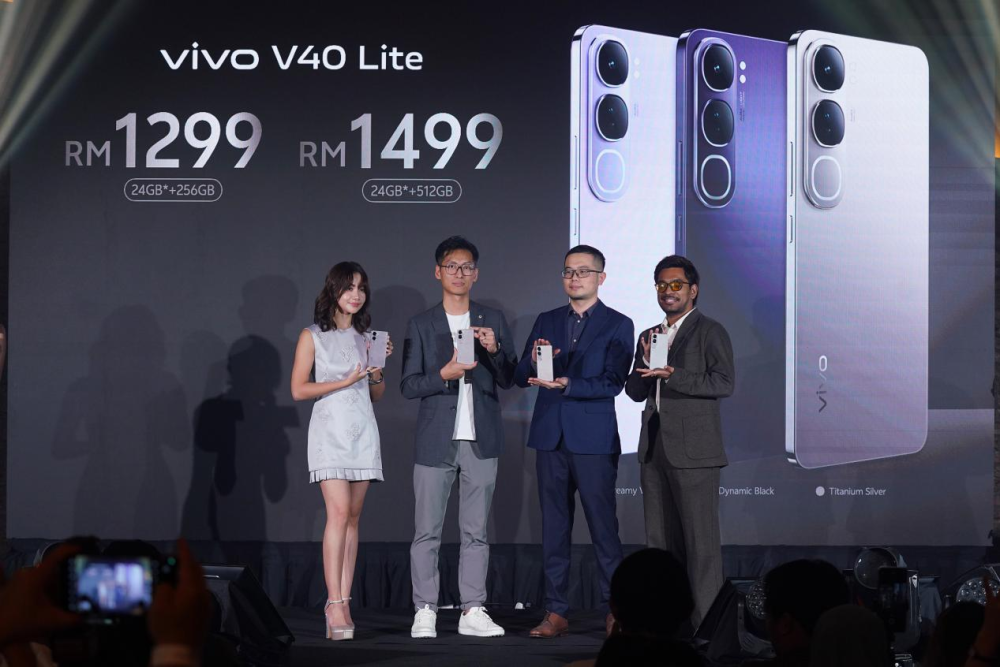 Pengarah Jualan vivo Malaysia, Jason Lee (dua dari kiri) ketika melancarkan vivo V40 Lite 5G, di sini pada Selasa.