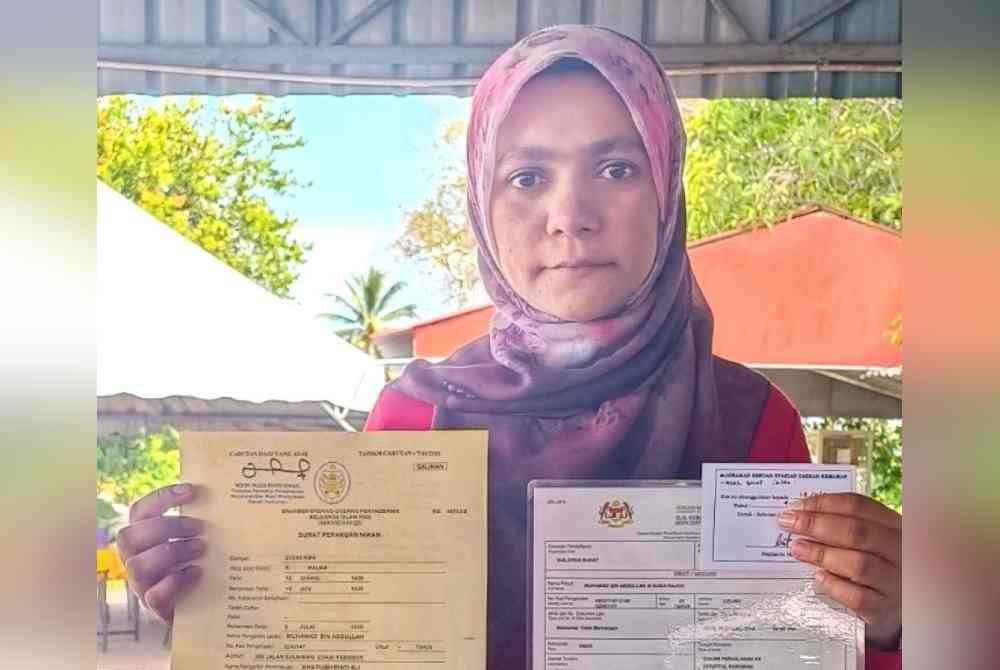 Jameela menunjukkan sijil perkahwinan dan sijil kematian bapanya.