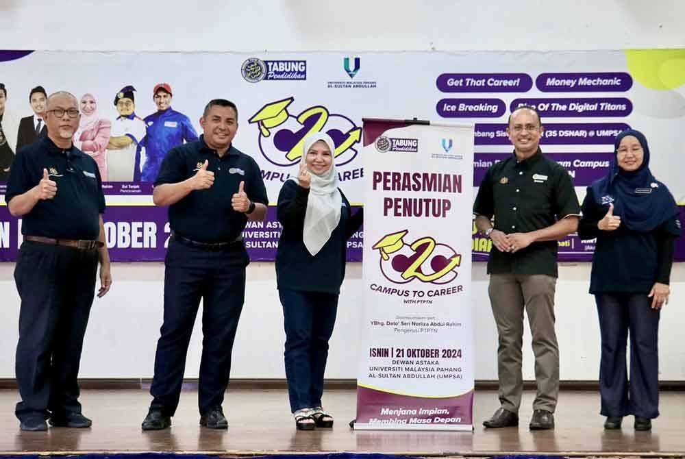 Norliza Abdul Rahim (tiga dari kiri) merasmikan Program Campus to Career With PTPTN.