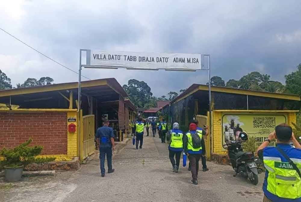 Penguat kuasa JAIM, MPAG dan polis menyerbu rumah kuning Tabib Adam di Masjid Tanah pada Khamis.