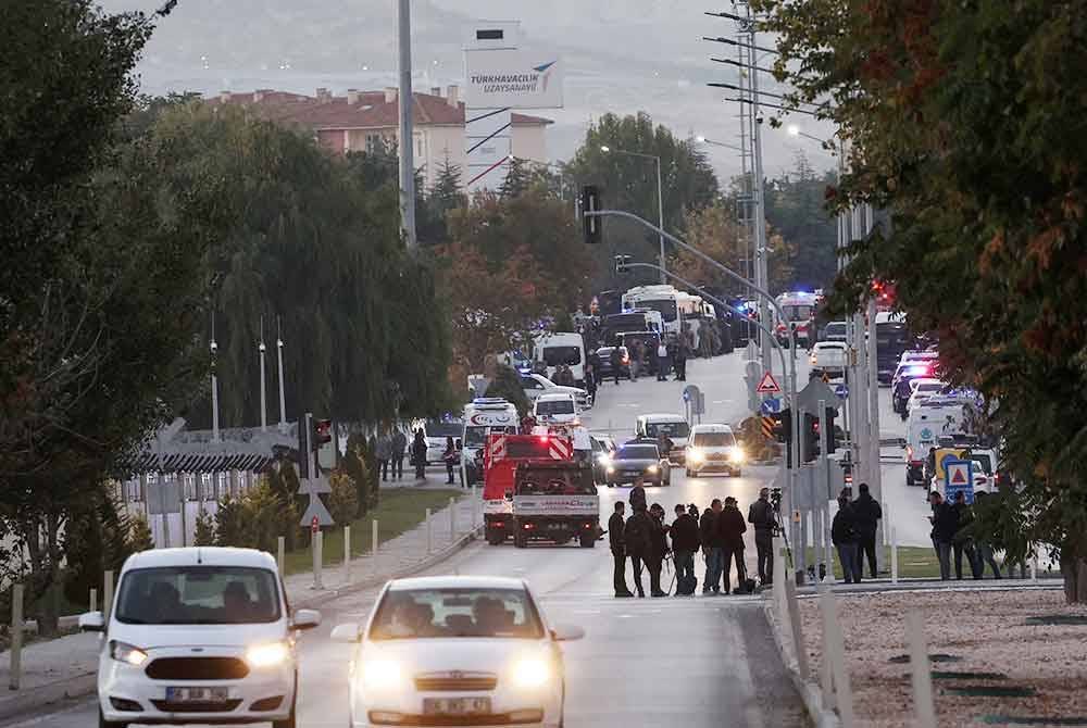 Pegawai polis Turkiye mengawal sebahagian daripada jalan utama menuju ke bangunan Turkish Aerospace Industries (TAI) selepas letupan besar di ibu pejabatnya di Kahramankazan di utara Ankara pada 23 Oktober 2024. Foto AFP