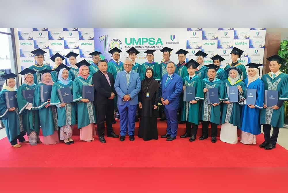 Fatini Nasuha (barisan hadapan: lima dari kiri) antara graduan cemerlang UMPSA yang bakal menerima anugerah sempena Majlis Konvokesyen ke-19 bermula Sabtu ini.