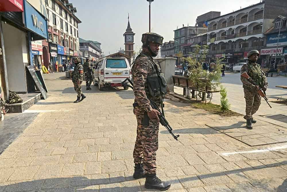 Polis Sri Lanka mempertingkatkan kawalan keselamatan di lokasi seperti Colombo, Ella dan Weligama berikutan laporan mengenai kemungkinan ancaman kepada pelancong Israel. Foto AFP