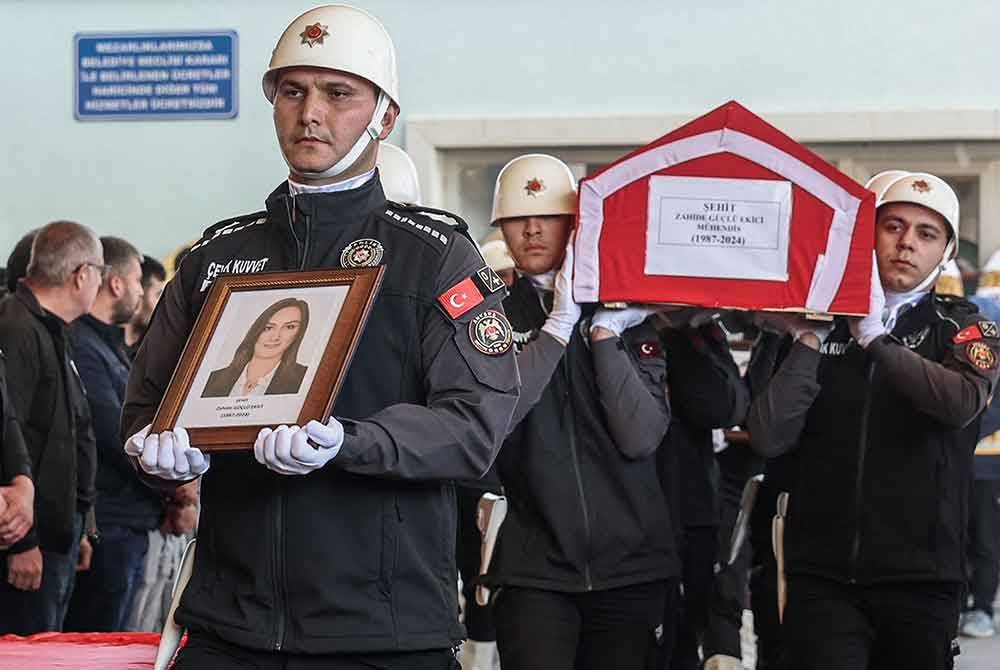 Pengawal kehormat polis Turkiye membawa keranda Zahide Guclu Ekici semasa pengebumiannya. Foto AFP