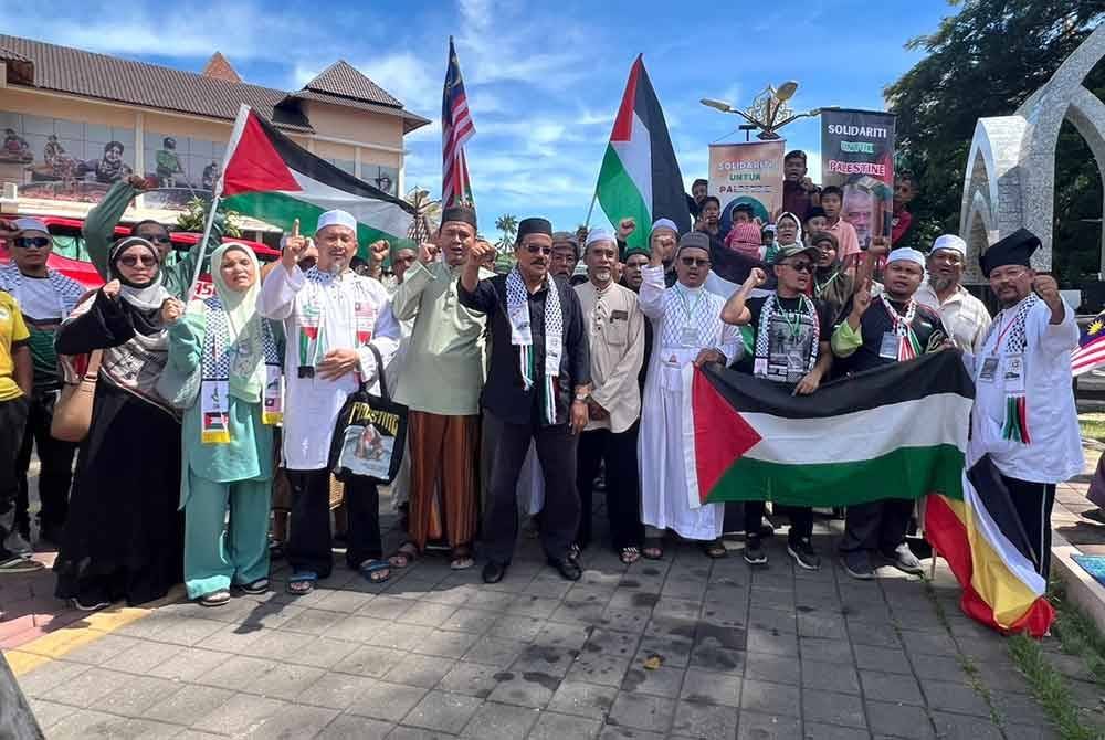 Orang ramai yang menyertai solidariti terhadap Palestin di Kota Bharu pada Jumaat.