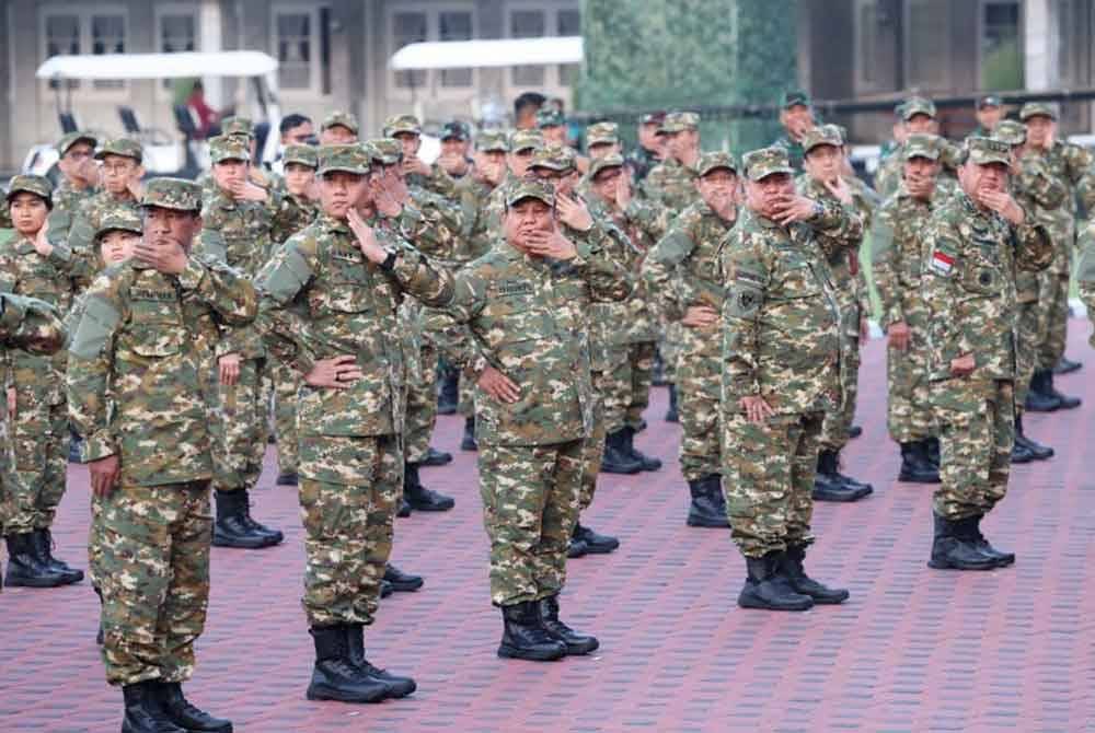 Prabowo (tengah) turut bersenam bersama-sama menteri Kabinet beliau. - Foto Agensi