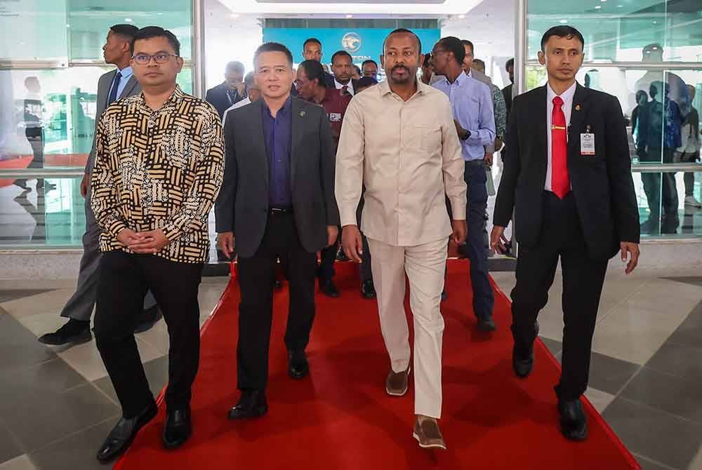 Perdana Menteri Ethiopia, Dr Abiy Ahmed Ali (dua dari kanan) pada Jumaat melawat kilang Proton di sini sebagai sebahagian daripada acara dalam lawatan rasmi dua hari ke Malaysia. Beliau diiringi Ketua Pegawai Eksekutif Proton, Dr Li Chunrong (dua dari kiri) dan Timbalan Menteri Peralihan Tenaga dan Transformasi Air, Akmal Nasrullah Mohd Nasir (kiri). Foto Bernama