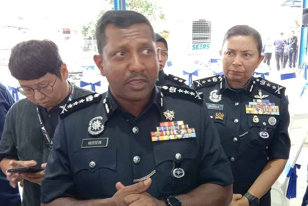 Hussein (tengah) selepas perasmian Dewan Serbaguna Ibu Pejabat Polis Daerah (IPD) Klang Selatan pada Jumaat.