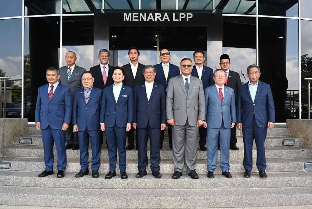 Menteri KPKM, Mohamad bin Sabu (empat dari kanan) bergambar selepas Mesyuarat Menteri Pertanian dan Keterjaminan Makanan dengan Exco-Exco Pertanian Negeri Tahun 2024 di Menara LPP