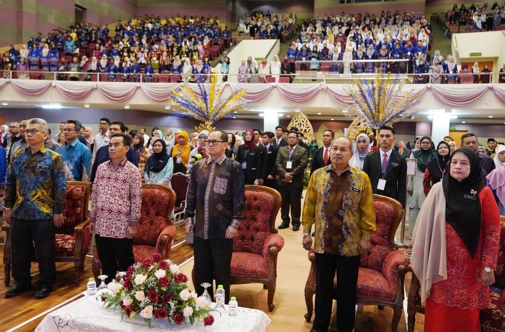 Dr Mohd Azam Ahmad (berdiri tengah) ketika majlis pembukaan Karnival MBMMBI Institut Pendidikan Guru Malaysia Peringkat Kebangsaan 2024 yang diadakan di Institut Pendidikan Guru Malaysia Kampus Bahasa Melayu, di sini pada Khamis.