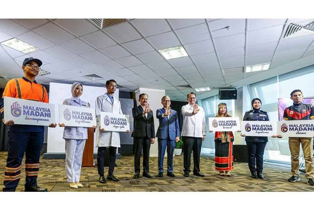 Fahmi (tengah) pada majlis pengumuman logo khusus Malaysia Madani di Kementerian Komunikasi pada Jumaat. Foto Bernama