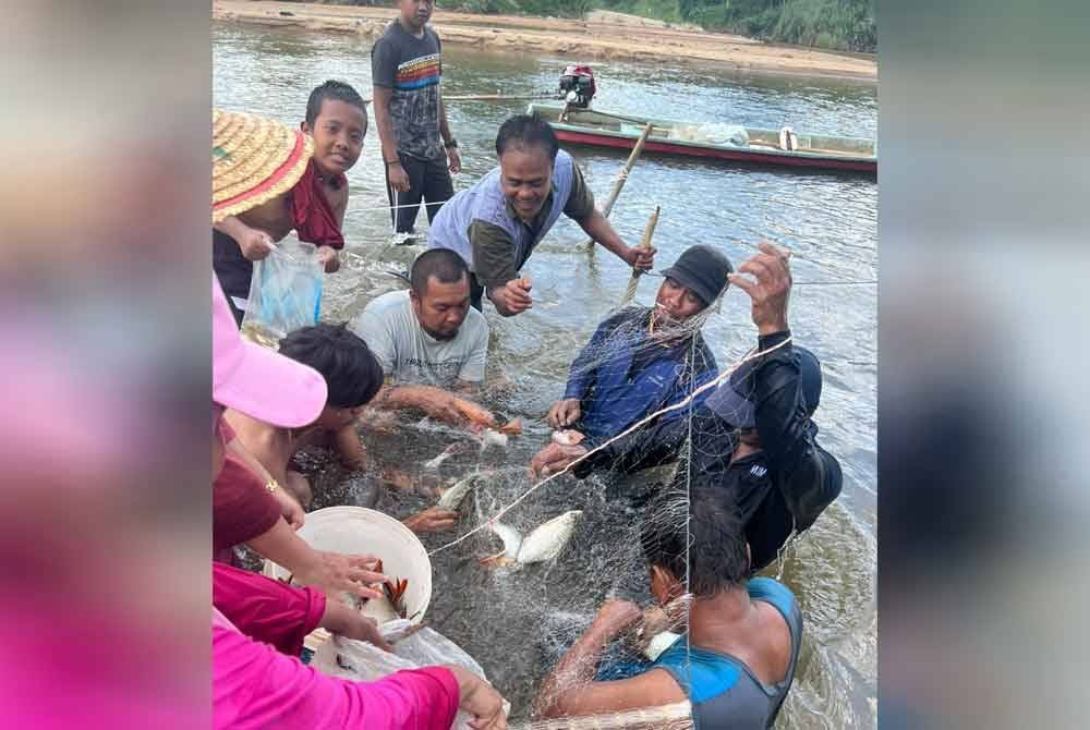 Pengalaman menghambat dan menjala ikan di Sungai Kubor Datu yang sukar dilupakan pengunjung.