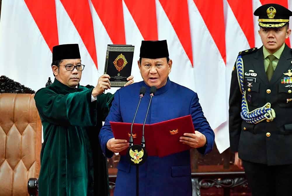 Prabowo mengangkat sumpah jawatan selaku presiden baharu Indonesia. Foto Bernama