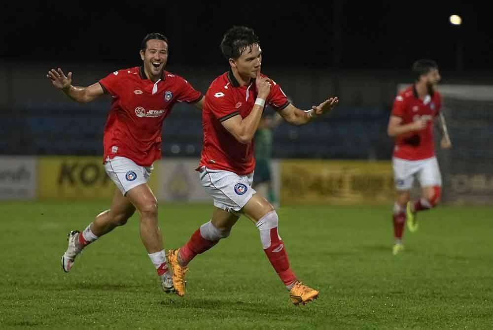 Pemain Sabah FC, Stuart John Wilkin (dua dari kiri) meraikan gol ketiga yang dijaringkan semasa bertemu pasukan Penang FC pada perlawanan Liga Super di Stadium Bandaraya, malam ini. Foto Bernama