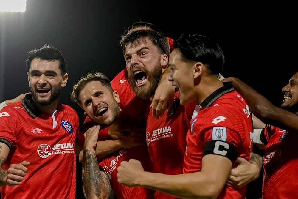 Pemain Sabah FC, Gabriel Schlegel Wotter Peres (tiga, kanan) meraikan kejayaan menjaringkan gol bersama para pemain semasa bertemu pasukan Penang FC pada perlawanan Liga Super di Stadium Bandaraya, malam ini. Foto Bernama