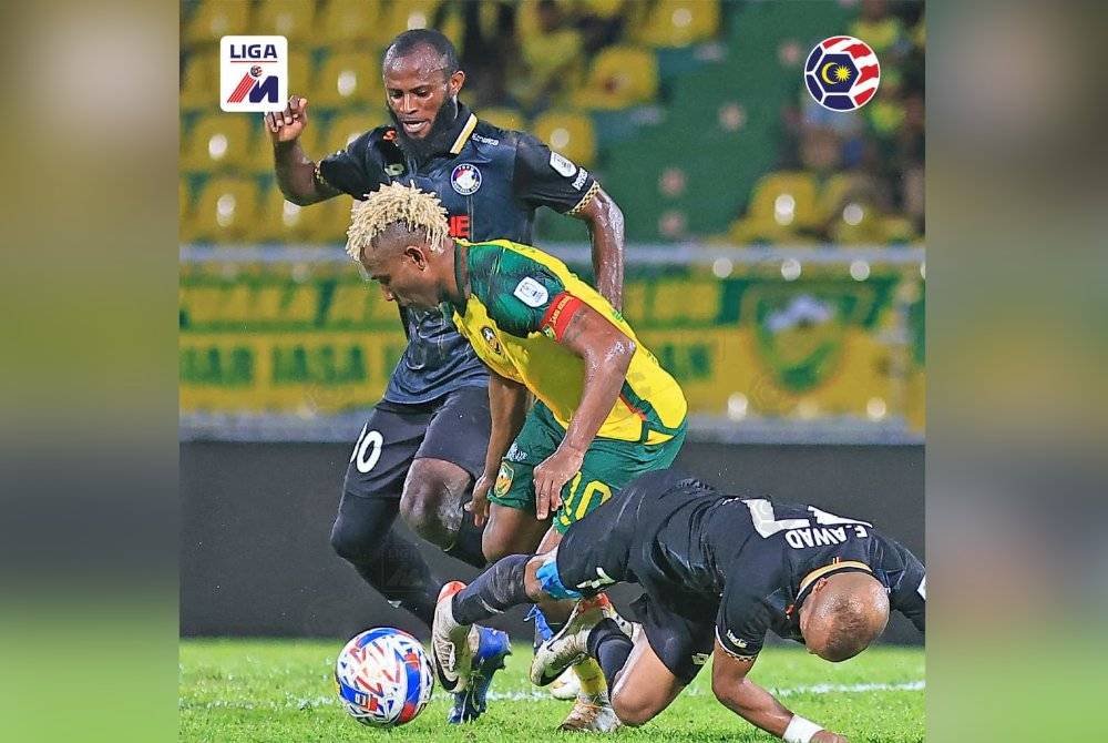 Ketua pasukan KDA FC, Sony Norde (tengah) dikawal ketat dua pemain PDRM FC pada aksi Liga Super di Stadium Darul Aman pada malam Jumaat. Foto Malaysian Football League