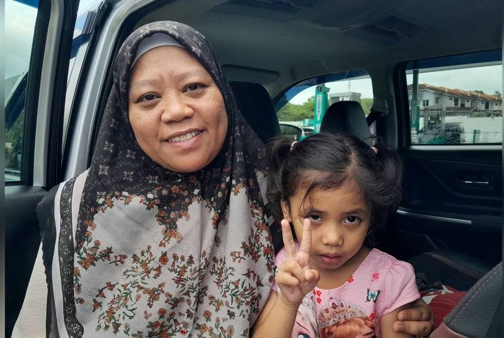 Siti Asiah bersama anak angkatnya Nur Aleeya yang dijaga sejak lahir lagi.