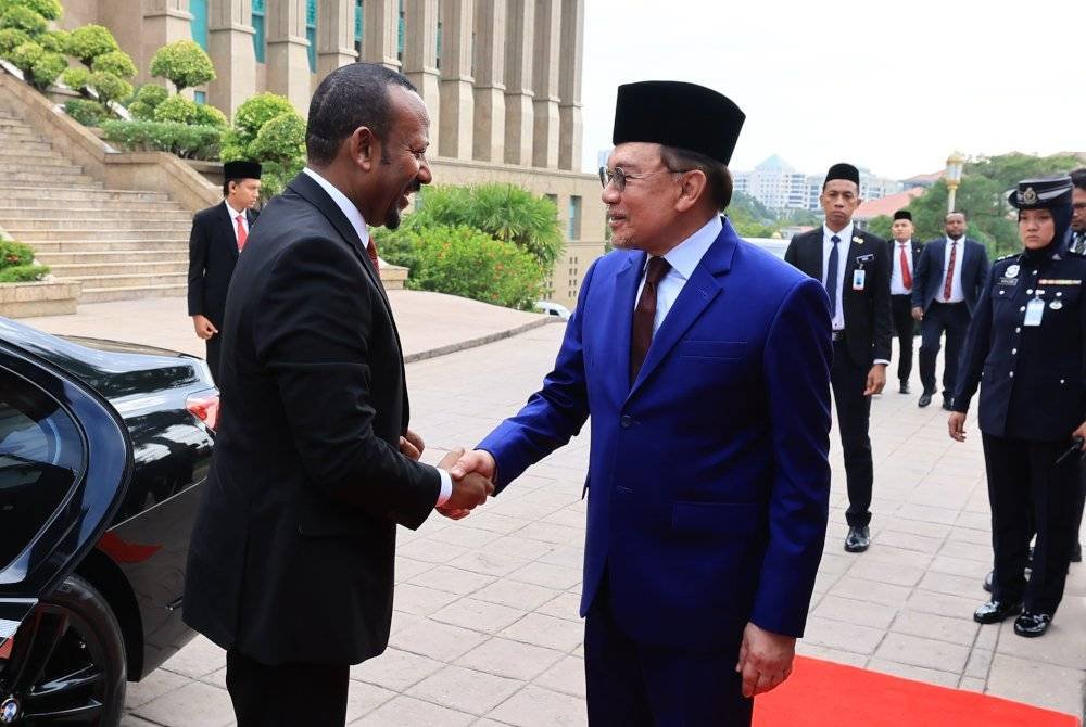 Perdana Menteri, Datuk Seri Anwar Ibrahim menyambut ketibaan rakan sejawatnya dari Ethiopia Dr Abiy Ahmed Ali di Bangunan Perdana Putra hari ini, yang dalam rangka lawatan rasmi dua hari ke Malaysia. Foto Bernama