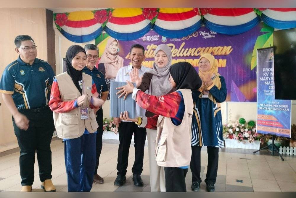 Fadhlina ketika merasmikan Majlis Peluncuran Karnival Pendidikan Madani dan Program Kolej Vokasional Insani Masyarakat Madani di Sekolah Kebangsaan Sungai Bakap pada Sabtu.