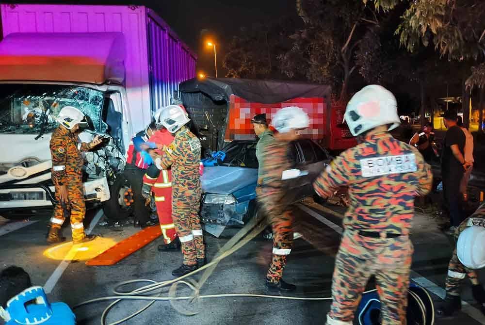 Lapan individu cedera dengan dua daripadanya tersepit dalam kemalangan membabitkan tiga buah kenderaan di Jalan Kuala Selangor- Teluk Intan, Sekinchan awal pagi Sabtu. Foto JBPM Selangor