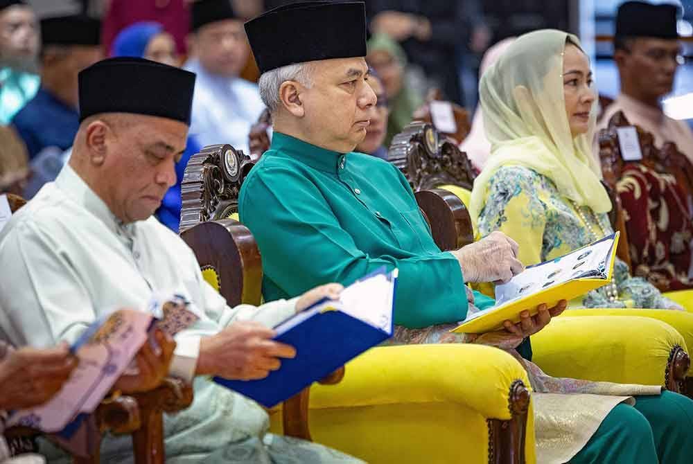 Sultan Perak, Sultan Nazrin Shah (tengah) bersama Raja Permaisuri Perak,Tuanku Zara Salim berkenan berangkat ke Majlis Anugerah Kecemerlangan Pendidikan Islam Negeri Perak Tahun 1446H/2024M di Dewan Saidina Abu Bakar, Institut Pentadbiran Islam Perak (INTIM) pada Sabtu. Foto Bernama