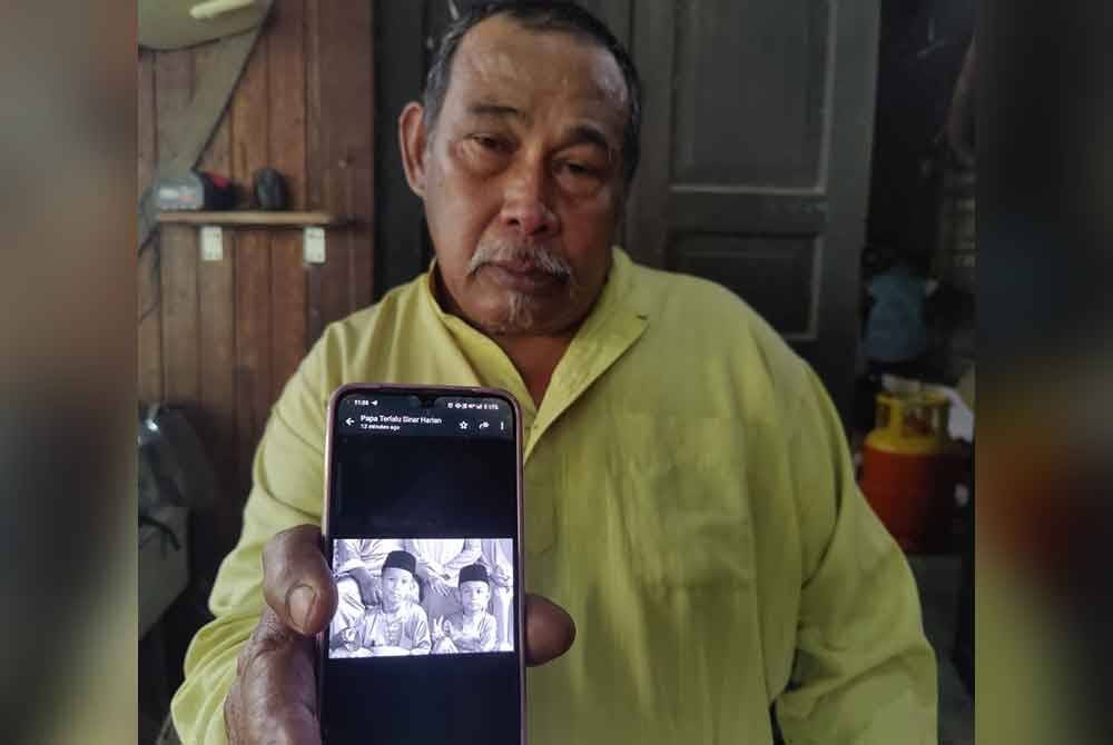 Muhammad kelihatan sebak apabila dua anaknya maut akibat lemas dalam parit di Jalan Jepun, Kampung Melaka, Tanjong Karang di sini pada petang Jumaat.