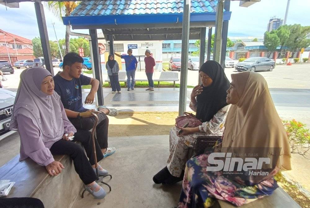 Mariah (kiri) bersama ahli keluarga berada di Unit Forensik HTAA bagi menuntut jenazah anak dan menantu bagi urusan pengebumian. Foto Sinar Harian