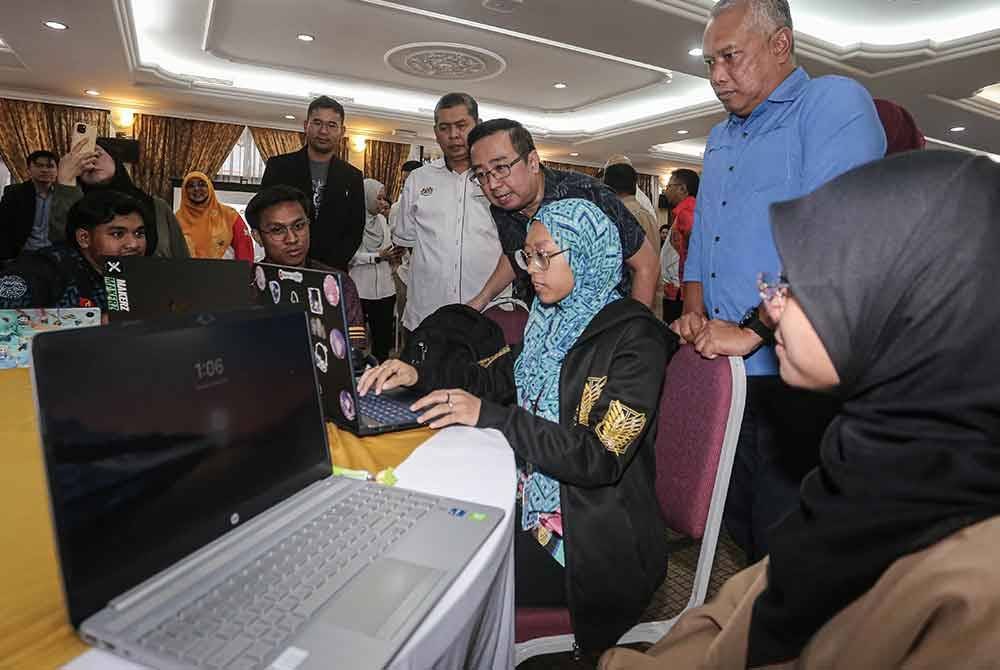 Lih Kang (tengah) beramah mesra bersama peserta pada Majlis Perasmian Program Artificial Intelligence (AI) 4 Belia di Universiti Pendidikan Sultan Idris (UPSI) hari ini. - Foto: Bernama